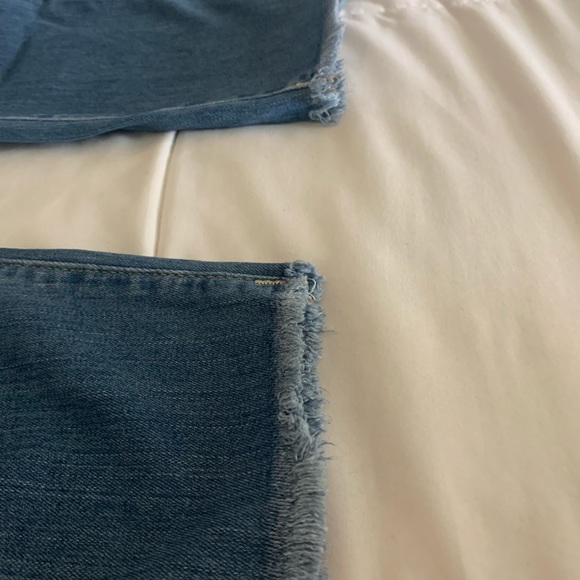 Mid-Rise Distressed Jeans w/ frayed ankle - Picture 6 of 7